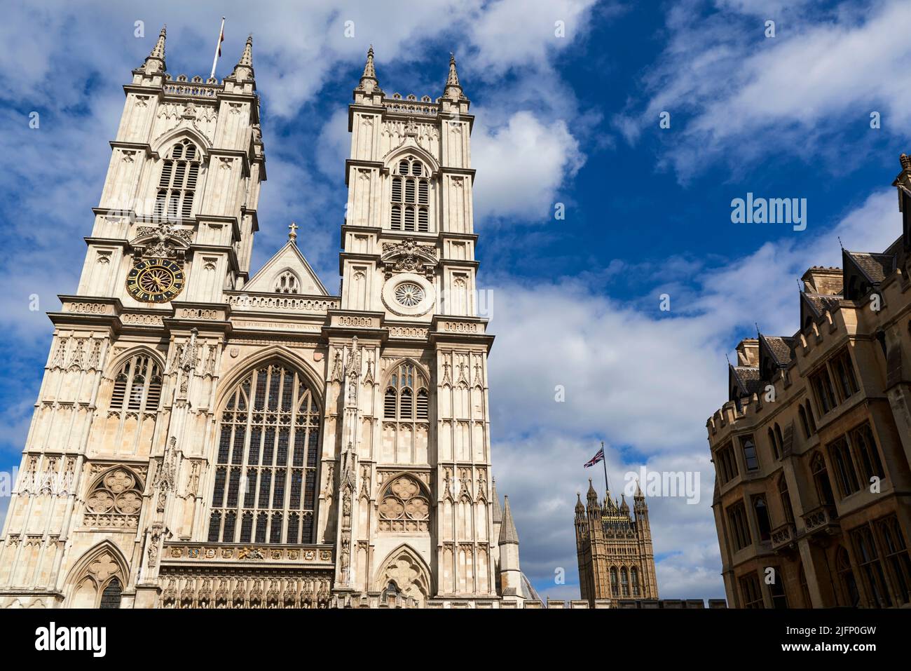 Las torres occidentales del siglo 18th de la Abadía de Westminster en la ciudad de Westminster, en el centro de Londres, Reino Unido Foto de stock