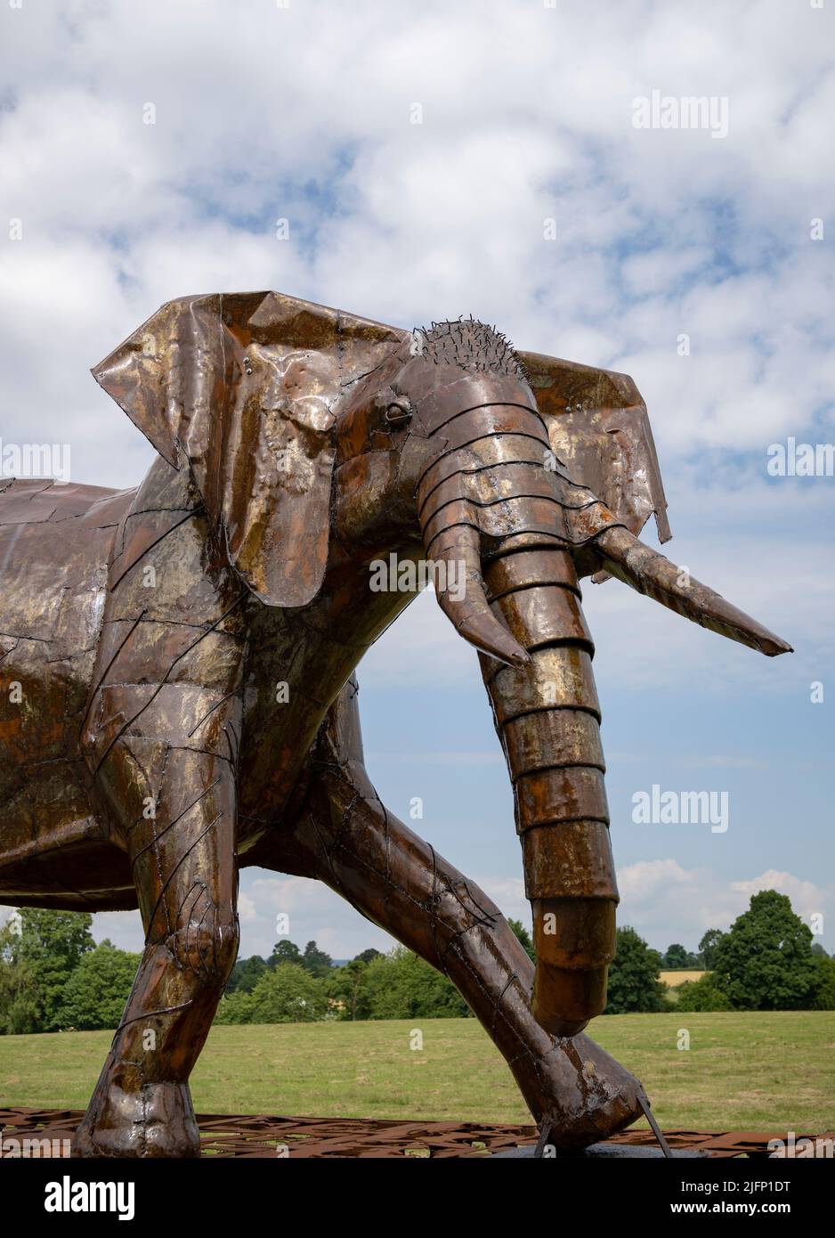 The British Ironwork Centre, Exposición/Escultura de Elefantes Asiáticos Foto de stock