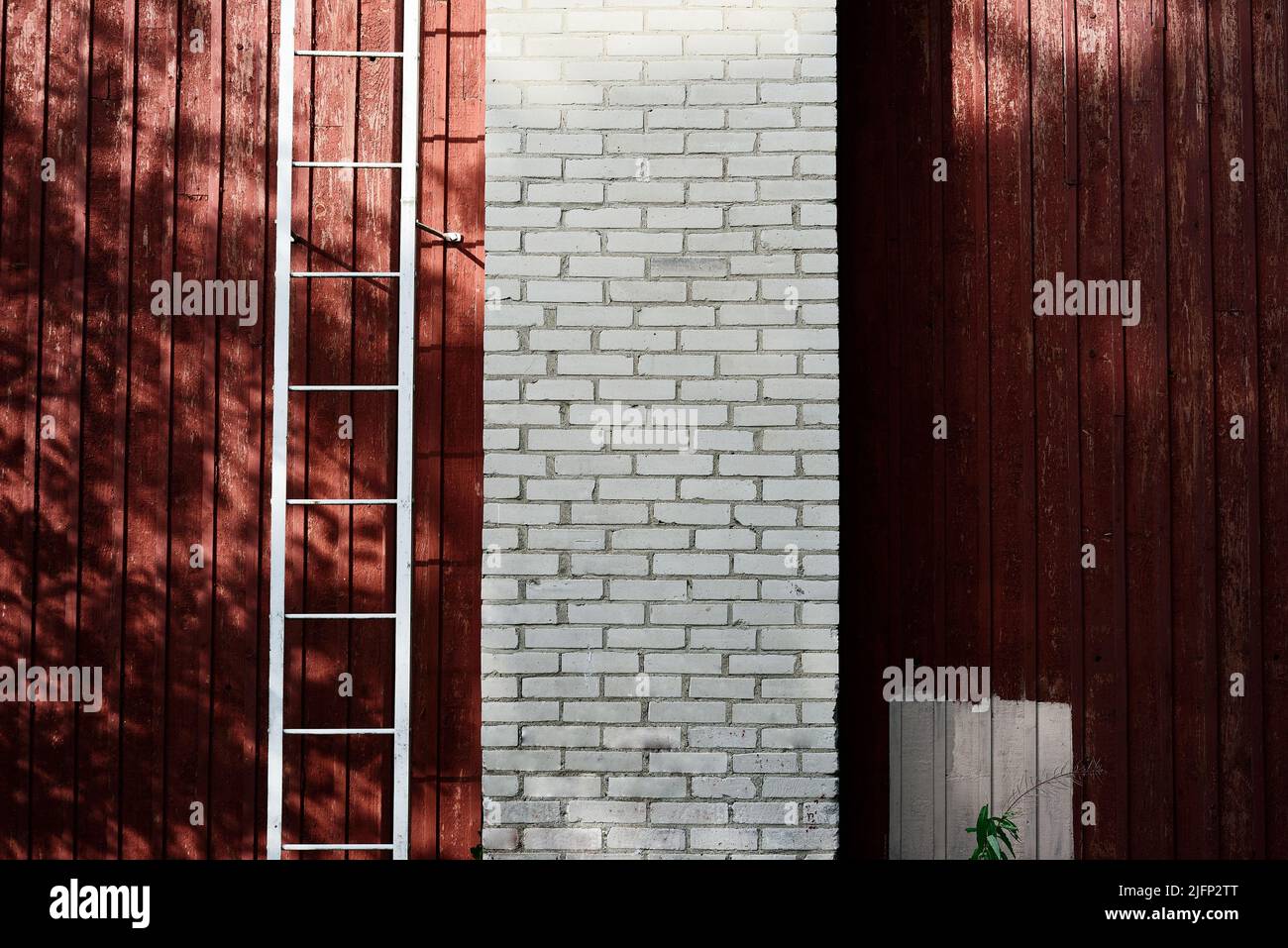 pared y escalera de madera y ladrillo blanco, fotocopia deadpan Foto de stock
