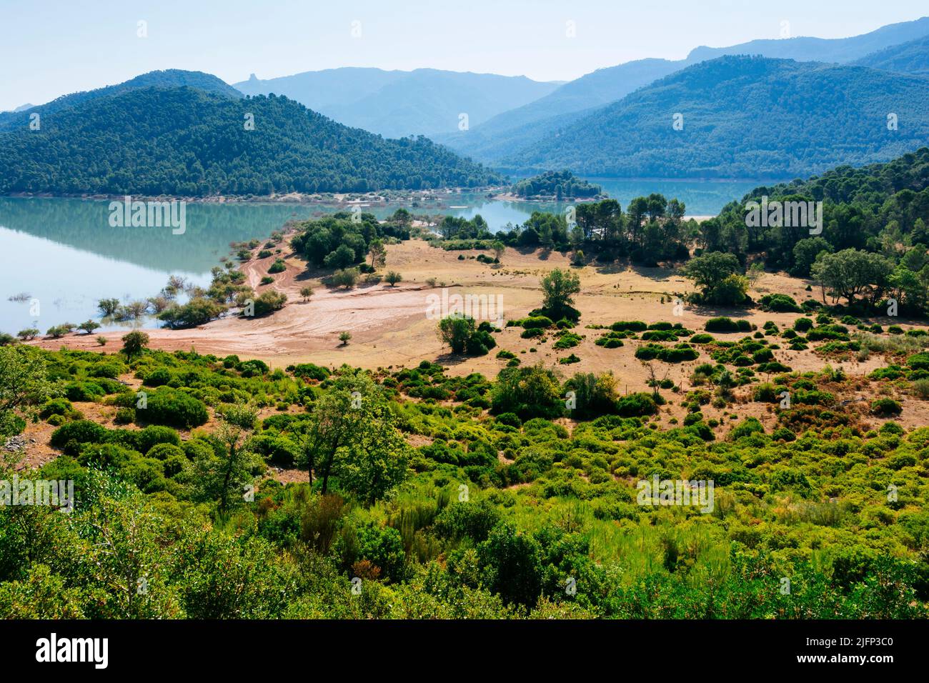 Vista parcial del embalse del Tranco de Beas. Provincia de Jaén, Andalucía, España, Europa Foto de stock