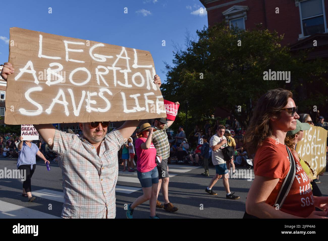 Defensores de los derechos al aborto que llevan carteles sobre los derechos al aborto marchan en el desfile de Montpelier, VT, USA, 4 de julio. Foto de stock