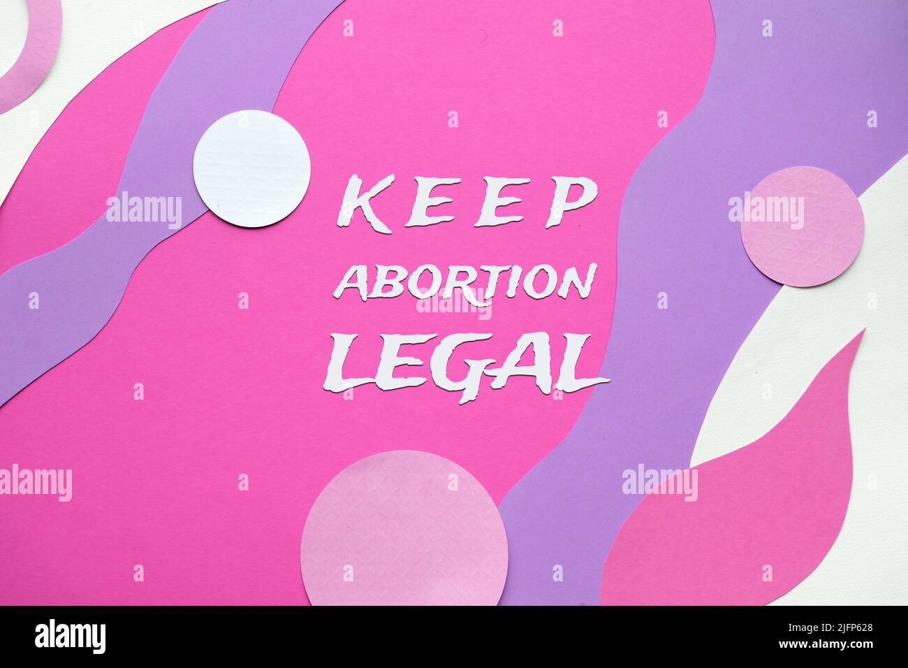 Texto Mantener legal el aborto sobre fondo abstracto rosa púrpura con elementos de color blanco. Foto de stock