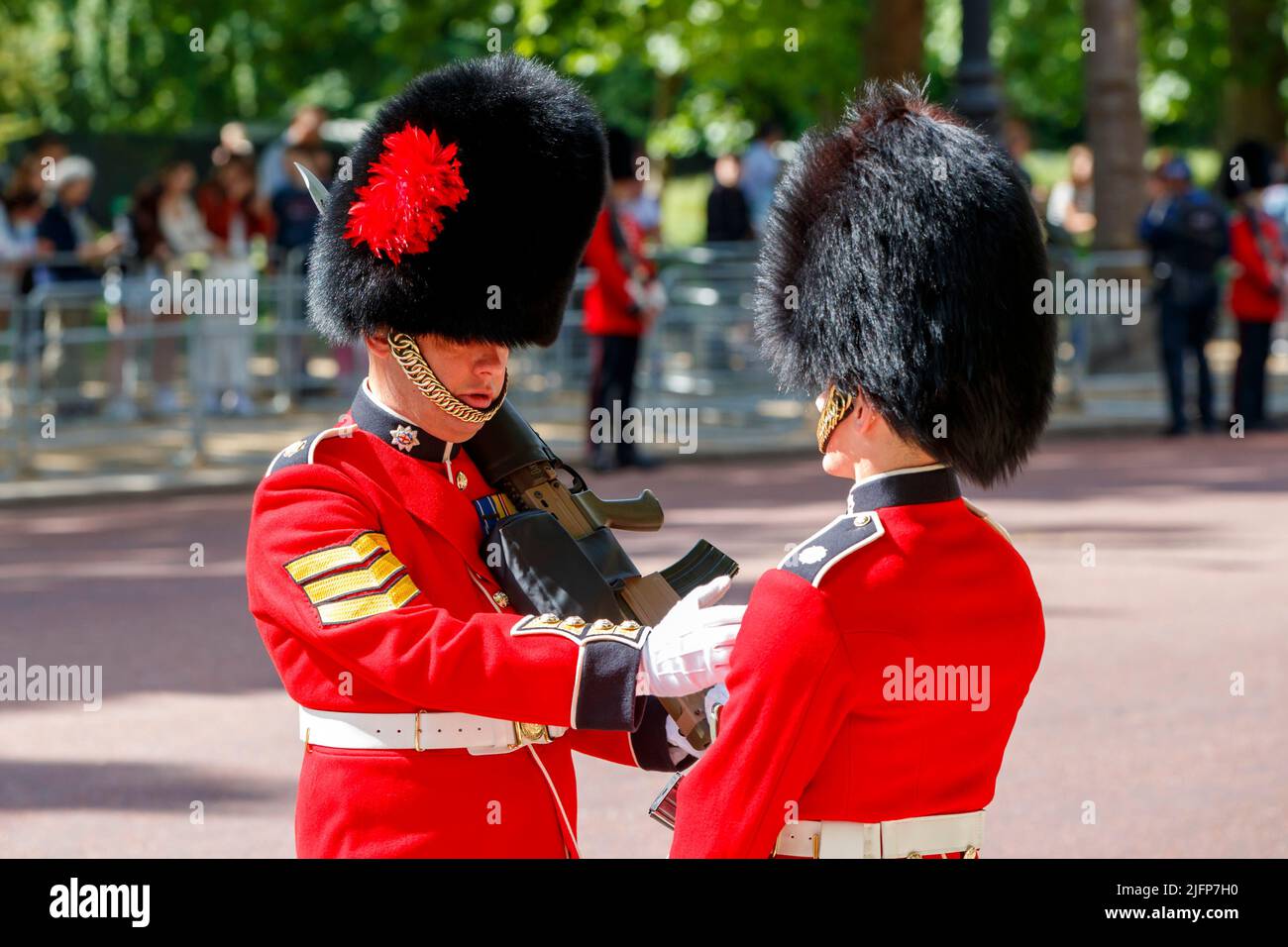 Un guardia de línea de la calle es inspeccionado en Trooping the Colour, Colonel’s Review en The Mall, Londres, Inglaterra, Reino Unido, el sábado 28 de mayo de 2022. Foto de stock