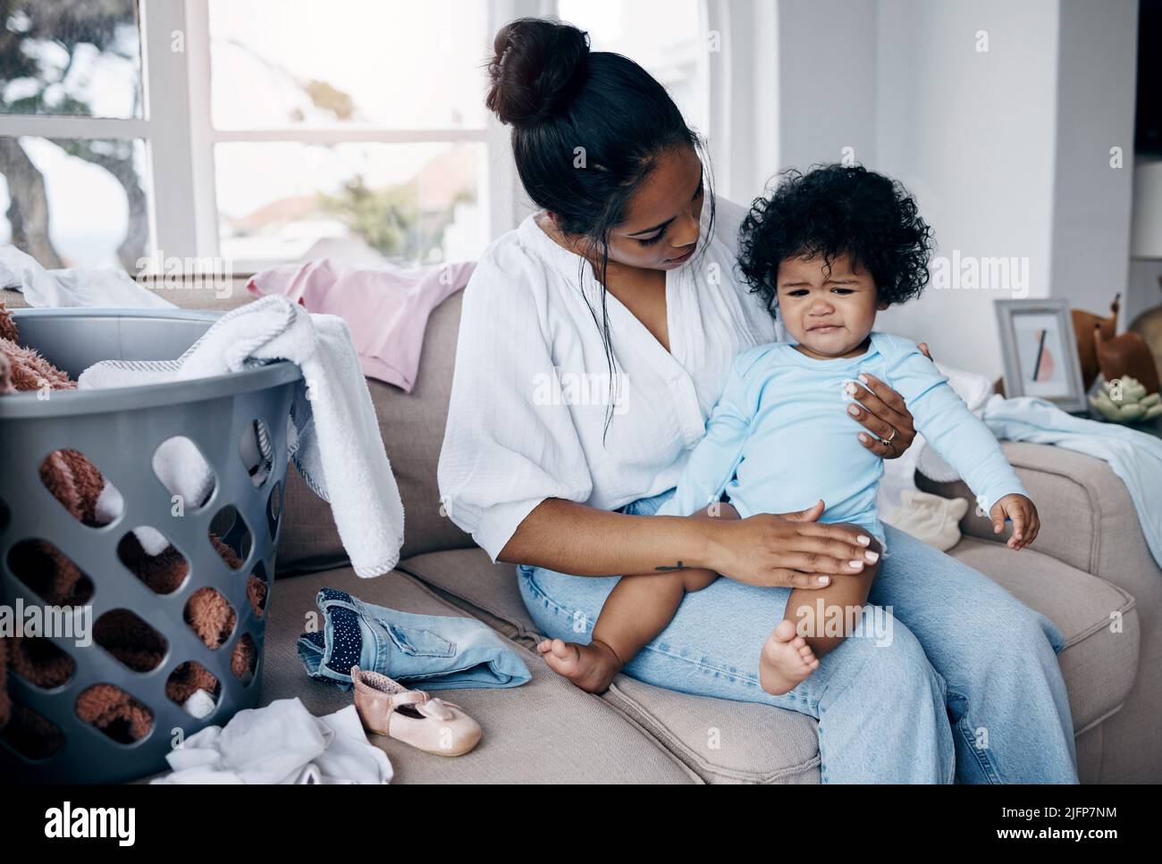 Feliz Madre E Hija Pequeña Lavando Ropa Imagen de archivo - Imagen de hija,  salud: 208237439