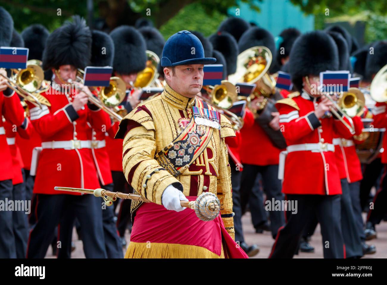 Drum Major lidera las bandas de la división doméstica en Trooping the Colour, Colonel’s Review en The Mall, Londres, Inglaterra, Reino Unido Foto de stock