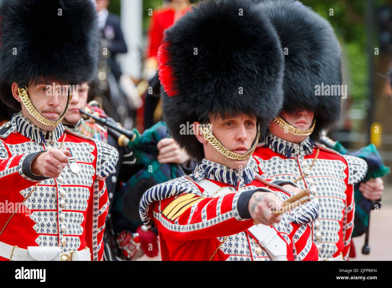 Bateristas de la Guardia Coldstream atTrooping the Colour, Colonel’s Review en The Mall, Londres, Inglaterra, Reino Unido el sábado, 28 de mayo de 2022.Pho Foto de stock