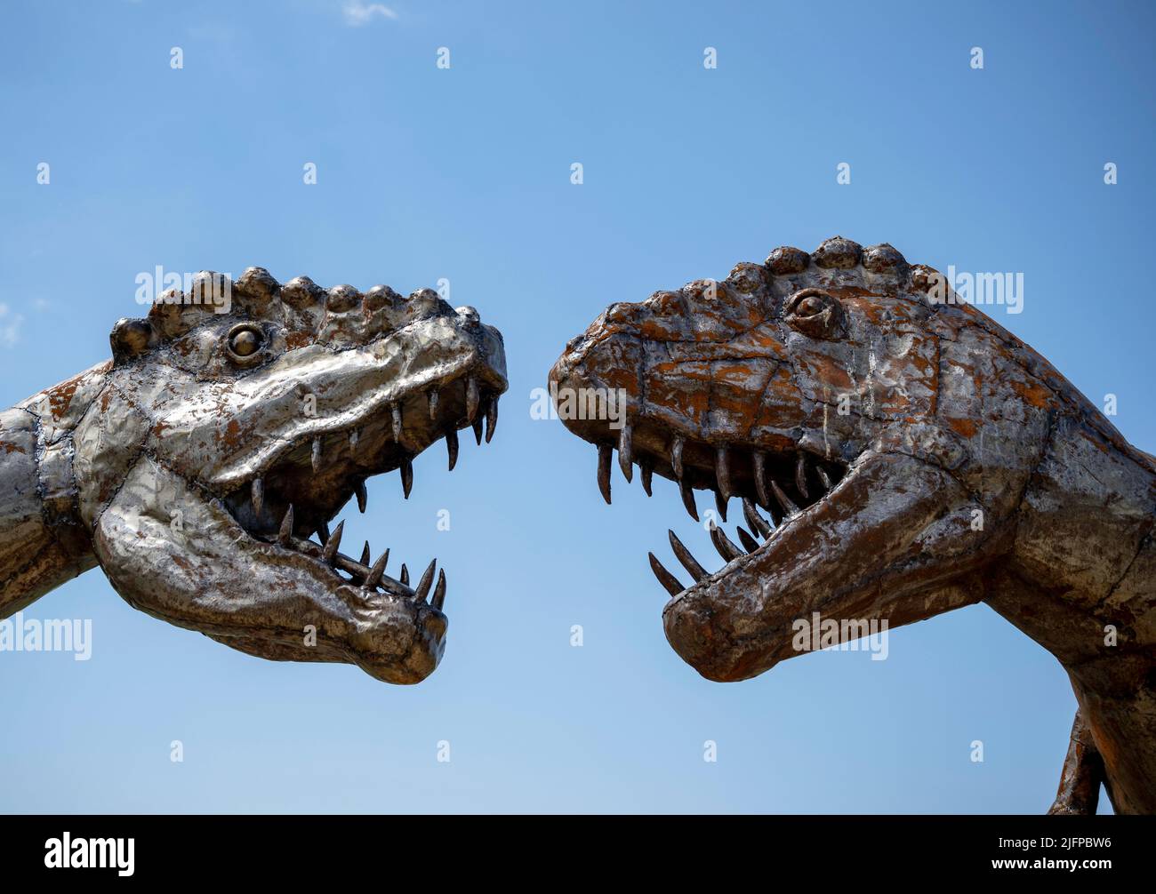El Centro Británico de Hierro, oponiéndose a la Exhibición/Escultura de los Dinosaurios Foto de stock
