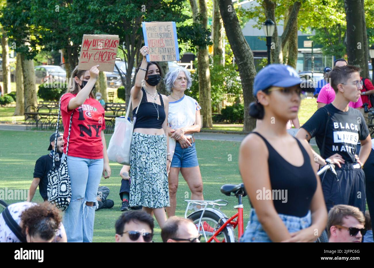 Jóvenes participantes están sosteniendo carteles en Cadman Plaza en Brooklyn para exigir justicia para los derechos de aborto el 4 de julio de 2022. Foto de stock