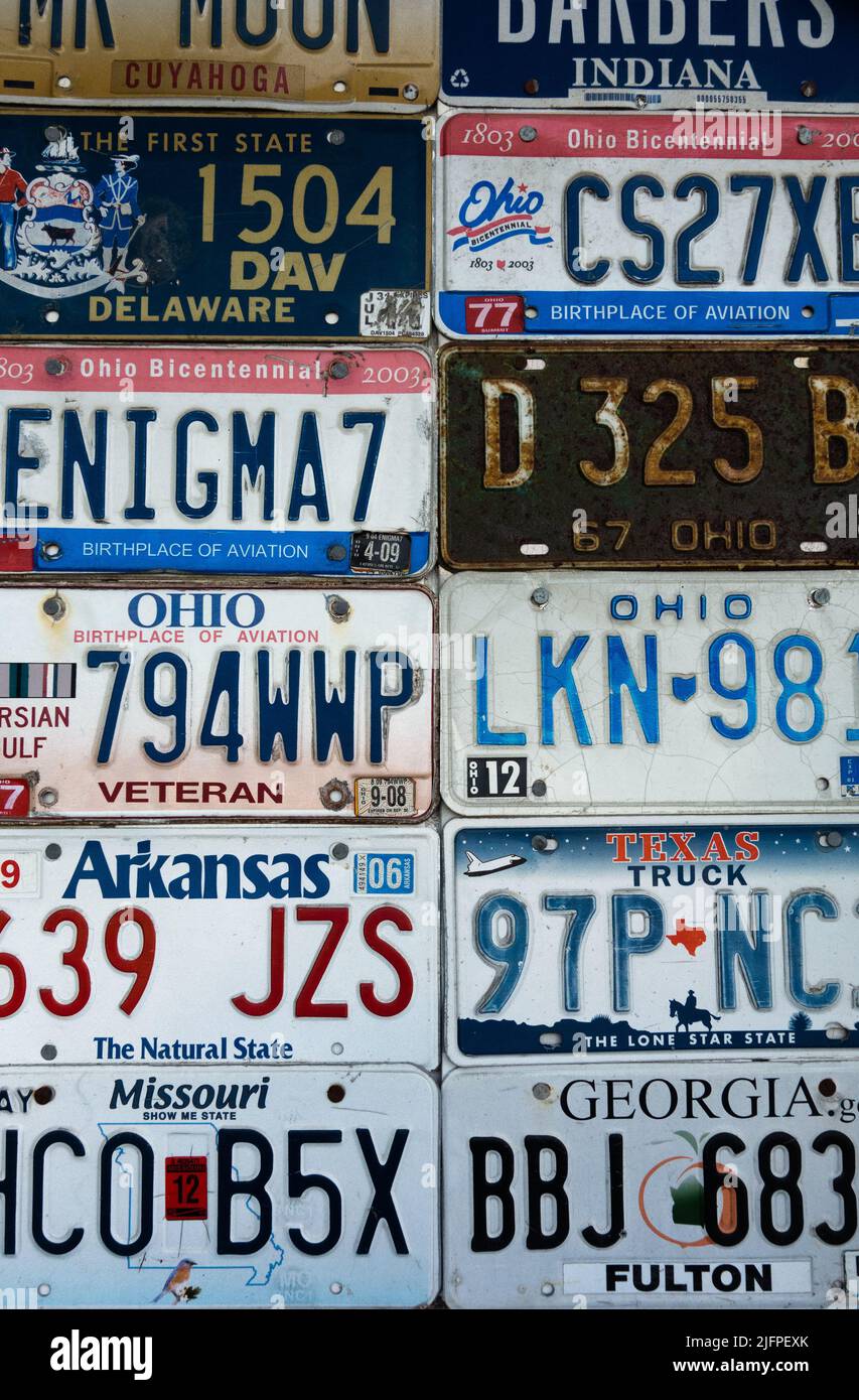 Varias placas de automóviles de los Estados Unidos colgaban en filas en una pared Foto de stock