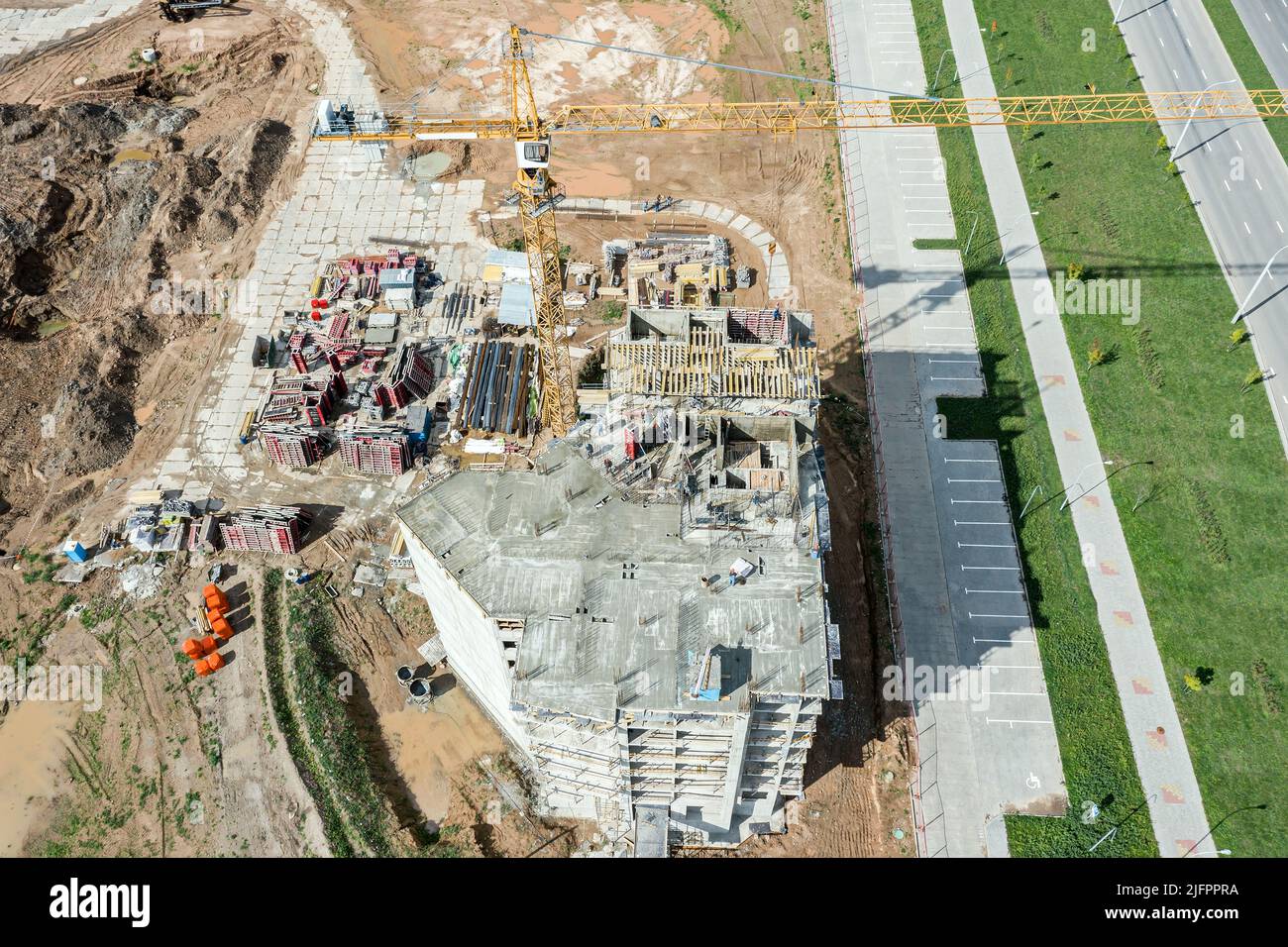 obra con grúa. nuevo edificio de apartamentos de hormigón en construcción. vista aérea desde arriba. Foto de stock
