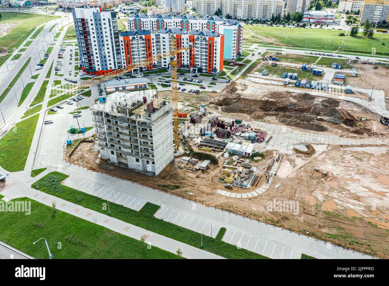 construcción de un nuevo edificio de apartamentos de gran altura en la zona residencial de la ciudad. fotografía aérea. Foto de stock