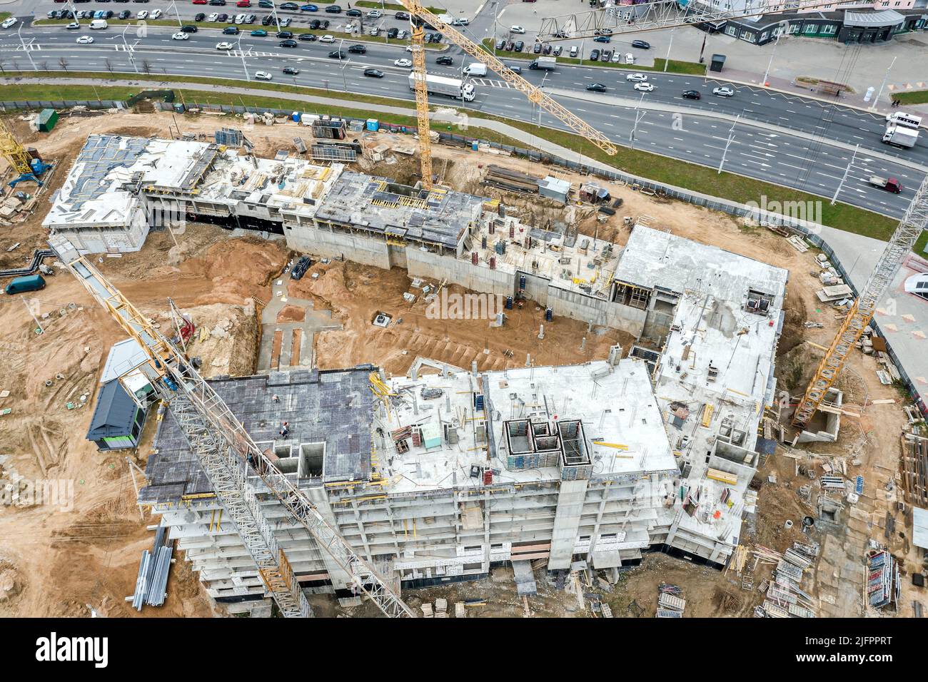 vista superior aérea de gran obra. construcción de nuevos bloques de apartamentos en zona residencial. Foto de stock