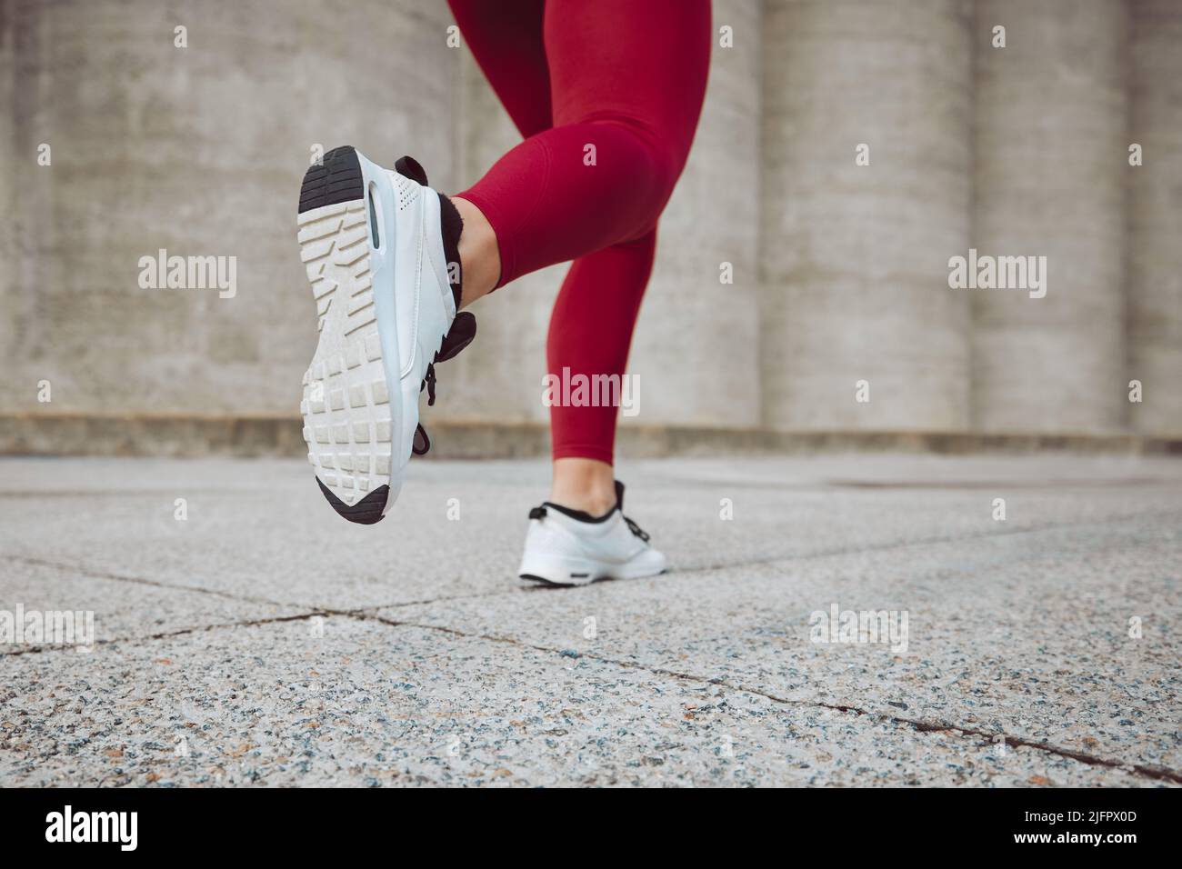 Siempre en movimiento. Imagen de la visión trasera de una atleta irreconocible que corre al aire libre. Foto de stock