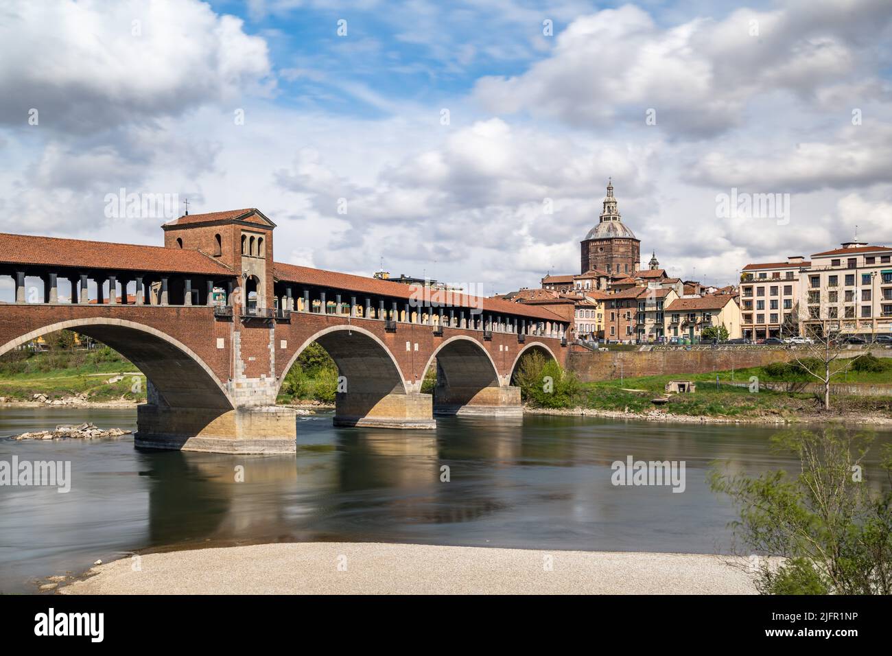 El Ponte Coperto (Puente Cubierto) en Pavia, un puente de ladrillo sobre el río Ticino, Lombardía, Italia Foto de stock
