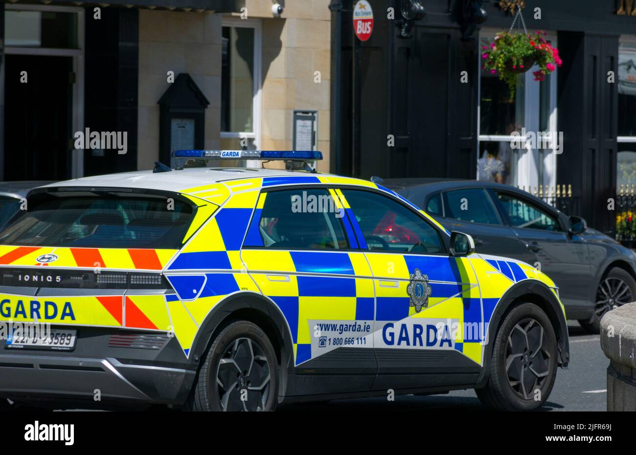 An Garda Síochána, coche de policía irlandés en la ciudad de Donegal, condado de Donegal, Irlanda. Foto de stock