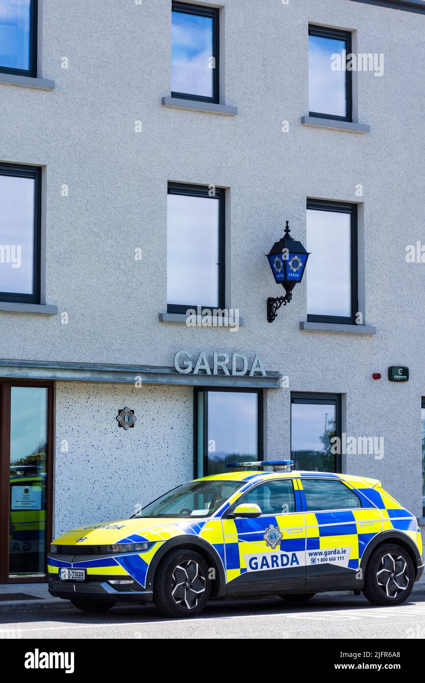 Una estación de Garda Síochána, oficina de la policía irlandesa, recientemente modernizada y ampliada, ciudad de Donegal, condado de Donegal, Irlanda Foto de stock