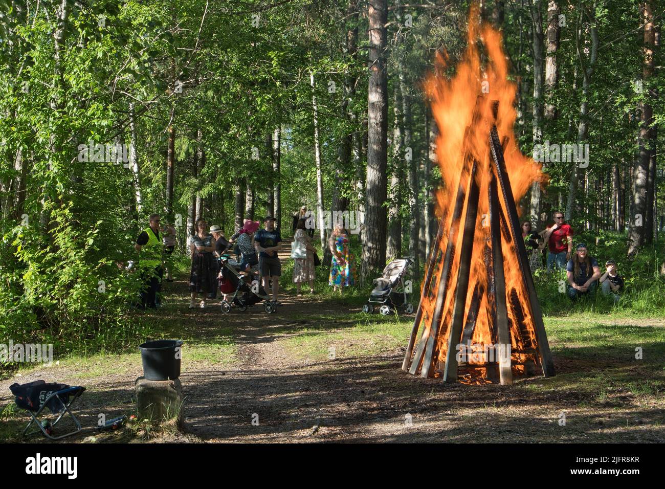 Imatra, Finlandia – 06/24/2022: Fogata de verano Foto de stock