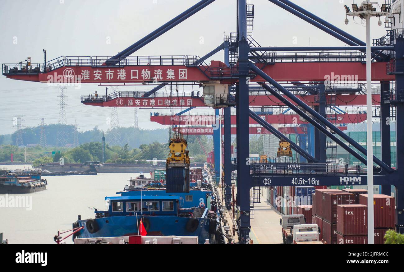 HUAI'AN, CHINA - 5 DE JULIO de 2022 - Operación de izado de contenedores en el nuevo puerto de Huaian en Huai'an, provincia de Jiangsu, China, 5 de julio de 2022. Foto de stock