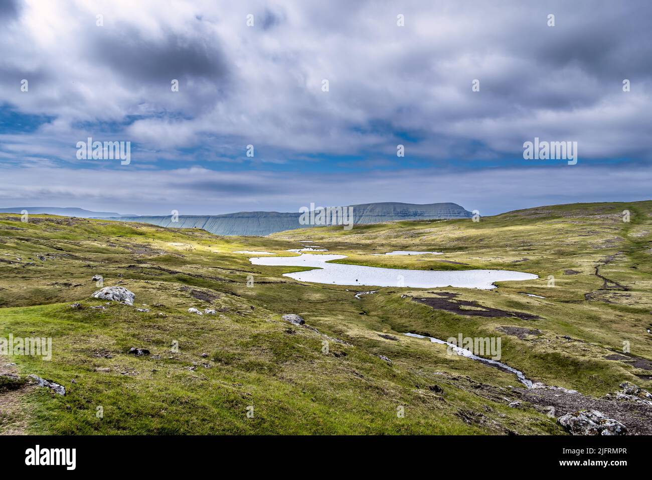 Sendero de Kirkjubour a Torshavn con monumentos, Islas Feroe Foto de stock