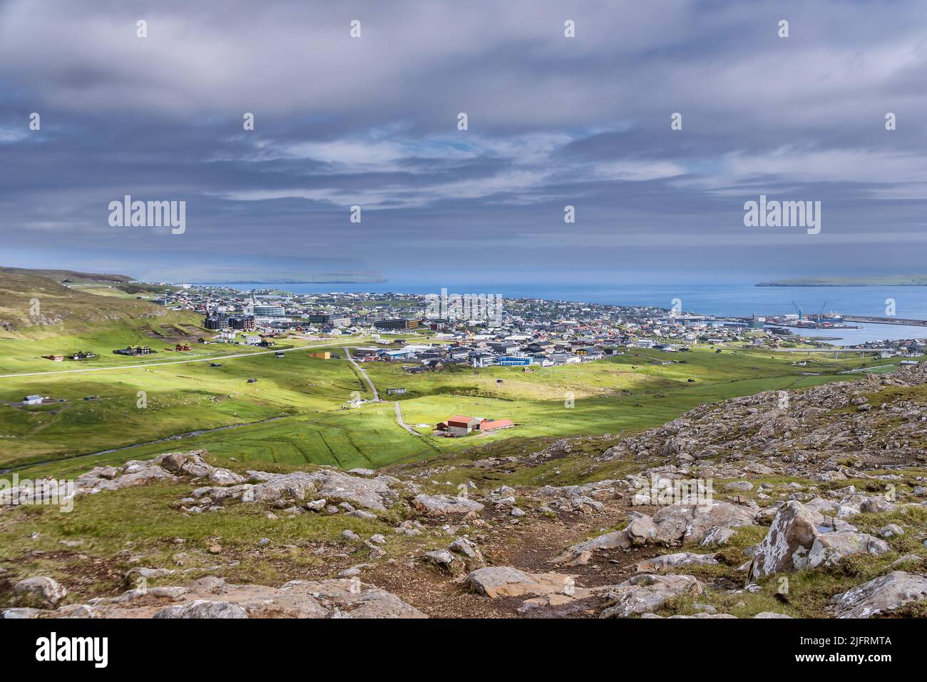Ciudad de Torshavn vista desde las tierras altas detrás de la ciudad, Islas Feroe Foto de stock