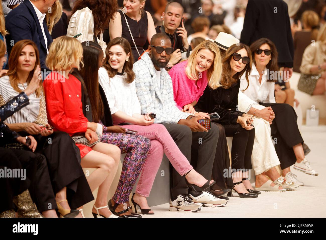 Julie Gayet, lsa Zylberstein y sus invitados asisten a la exhibición de la colección de otoño/invierno 2022-2023 de Chanel Haute Couture en París, Francia, el 5 de julio de 2022. REUTERS/Johanna Geron Foto de stock