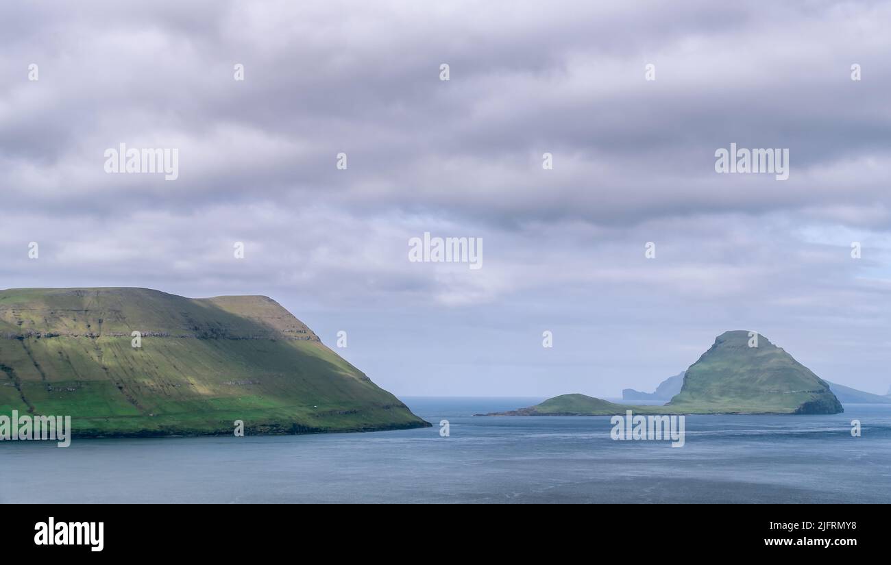 Hestur y Koltur visto desde el sendero a pie de Torshavn, Islas Feroe Foto de stock