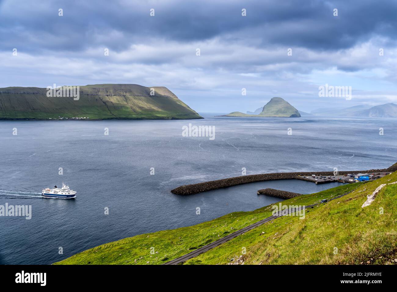 Hestur y Koltur visto desde el sendero a pie de Torshavn, Islas Feroe Foto de stock