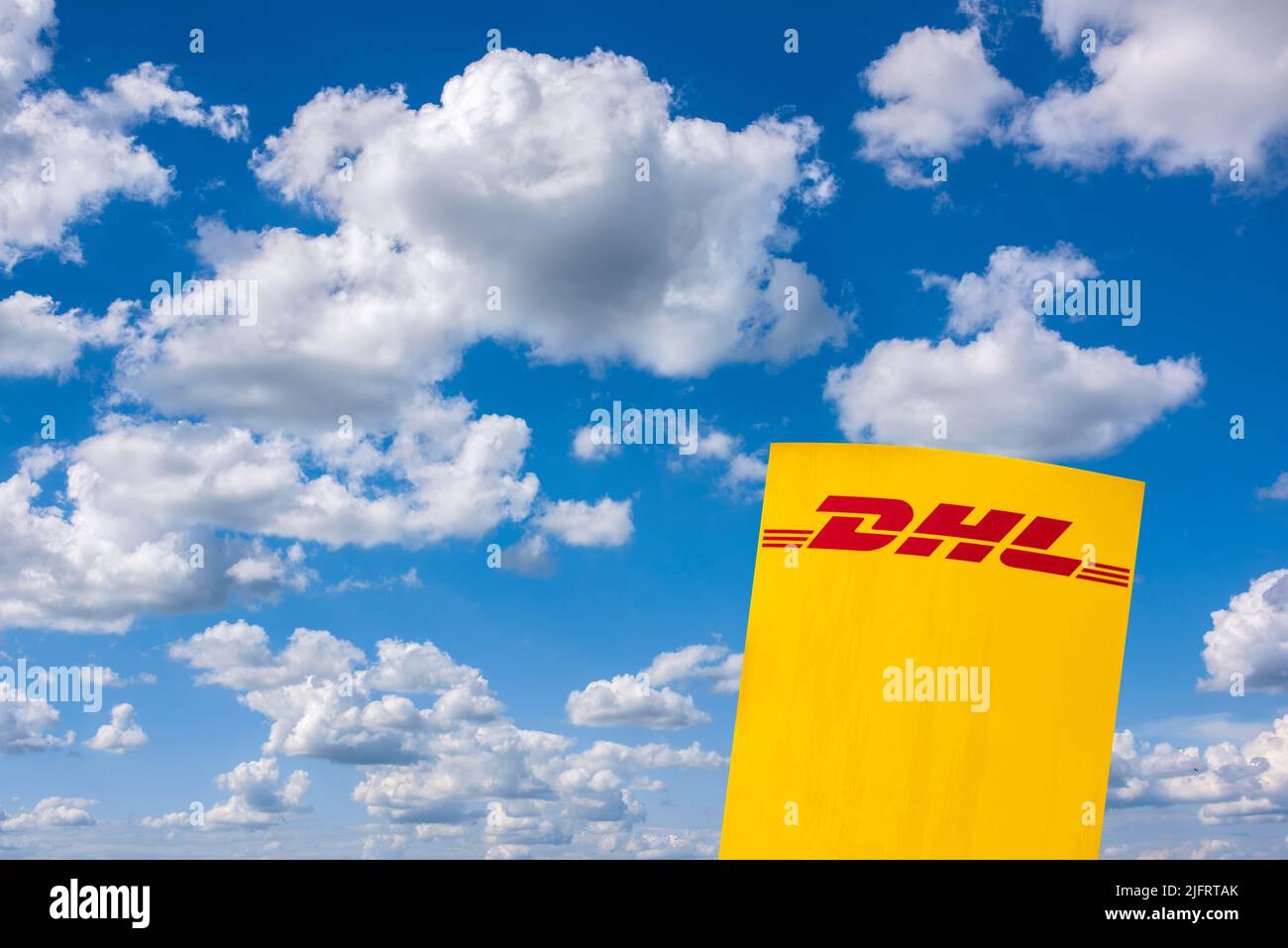 Werbe- und Firmenschild der Firma DHL Foto de stock