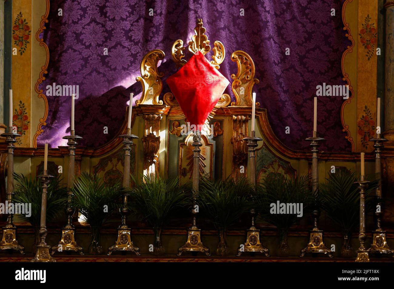 Semana Santa. Detalle cruzado cubierto con tejido rojo. Tradicional celebración católica Domingo de Ramos. Fe cristiana. Símbolo religioso. Foto de stock