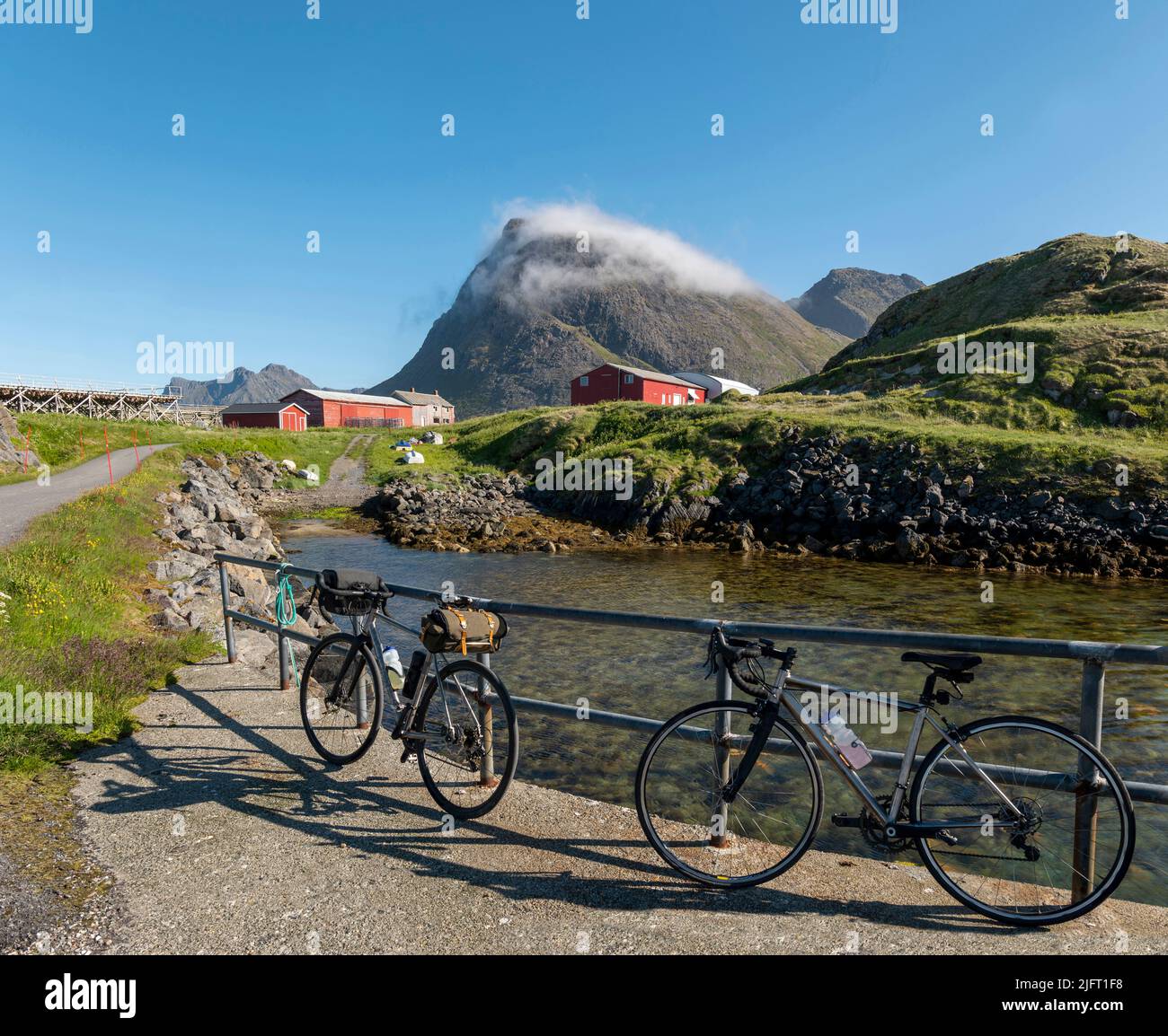 Bicicletas estacionadas en Bo en Vesteralen, norte de Noruega. Foto de stock
