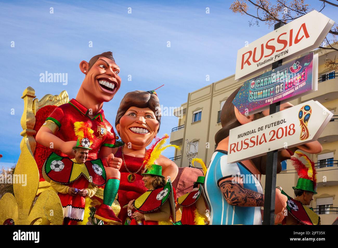 12 DE FEBRERO de 2018, LOULE, PORTUGAL: Flotación de Carnaval con Copa Mundial 2018 en Rusia con Cristiano Ronaldo Portugal Football Team Foto de stock