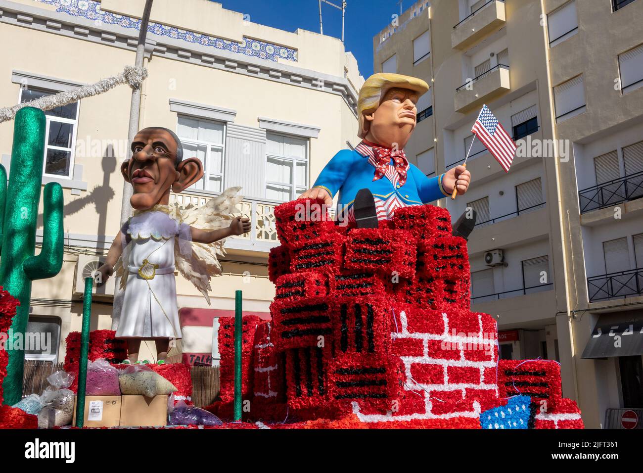 12 DE FEBRERO de 2018, LOULE, PORTUGAL: Flotación de Carnaval con Donald Trump Tema de la construcción De un muro en la frontera mexicana Foto de stock