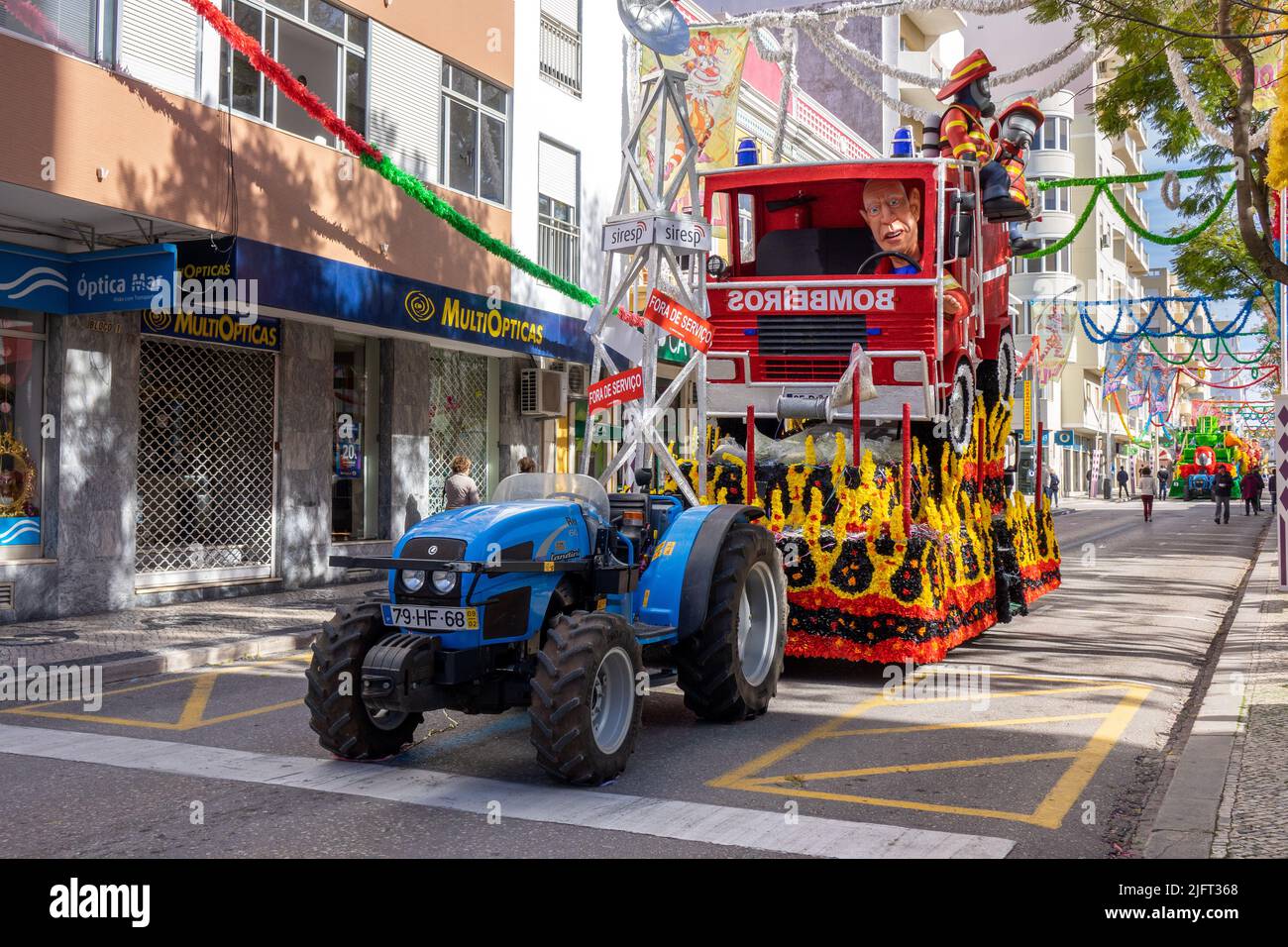 FEBUARY 12, 2018, LOULE, PORTUGAL: Carnaval Flota Con temas políticos y deportivos, Loule es el festival de carnaval continuo más antiguo de Portugal Foto de stock