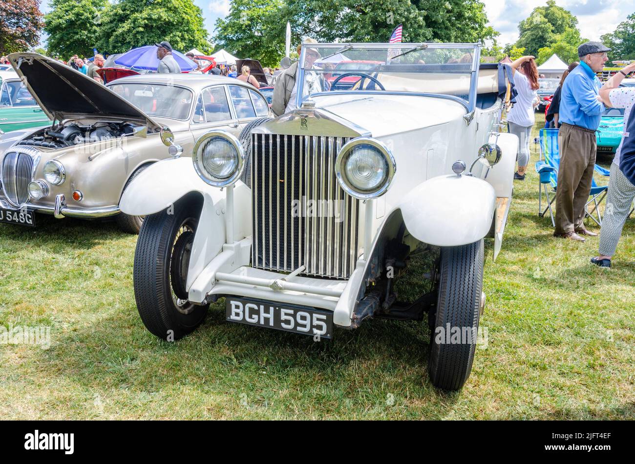 Vista frontal de un Rolls Royce blanco de época de 20/25 en impecable estado en el Berkshire Motor Show en Reading, Reino Unido Foto de stock