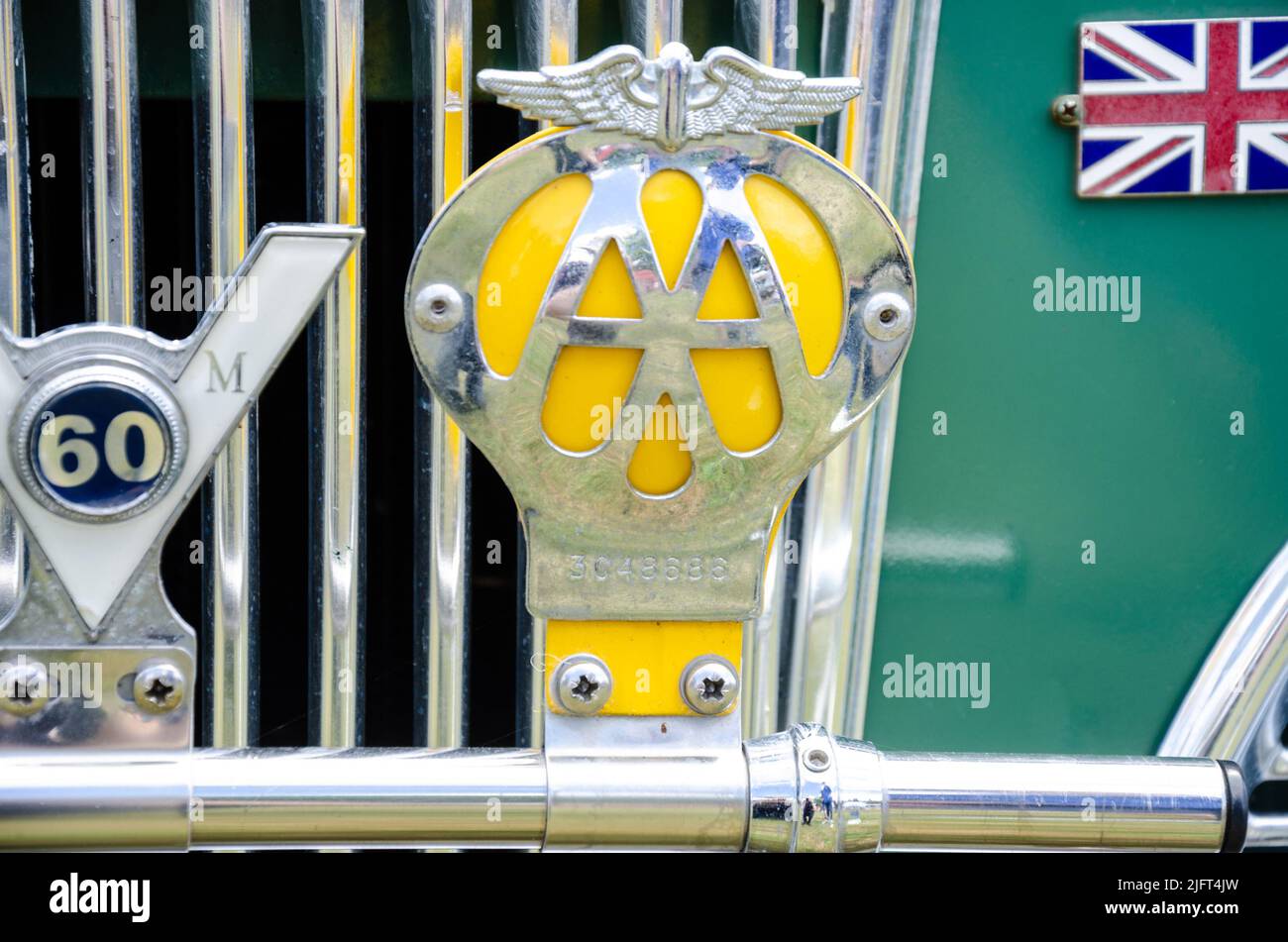 Captura de detalle de una insignia de la AA en la parte delantera de un Humber Sceptre 1963 delante de la parrilla del coche en el Berkshire Motor Show de Reading, Reino Unido Foto de stock
