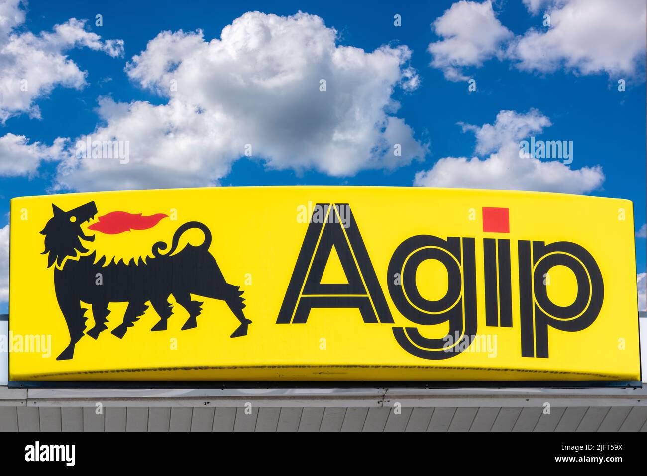 Werbeschild der Firma AGIP auf ihrer Tankstelle in Gersthofen bei Augsburg Foto de stock