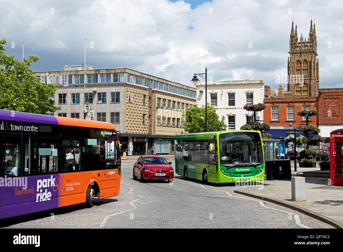 Autobuses en el centro de la ciudad, Taunton, Somerset, Inglaterra Reino Unido Foto de stock