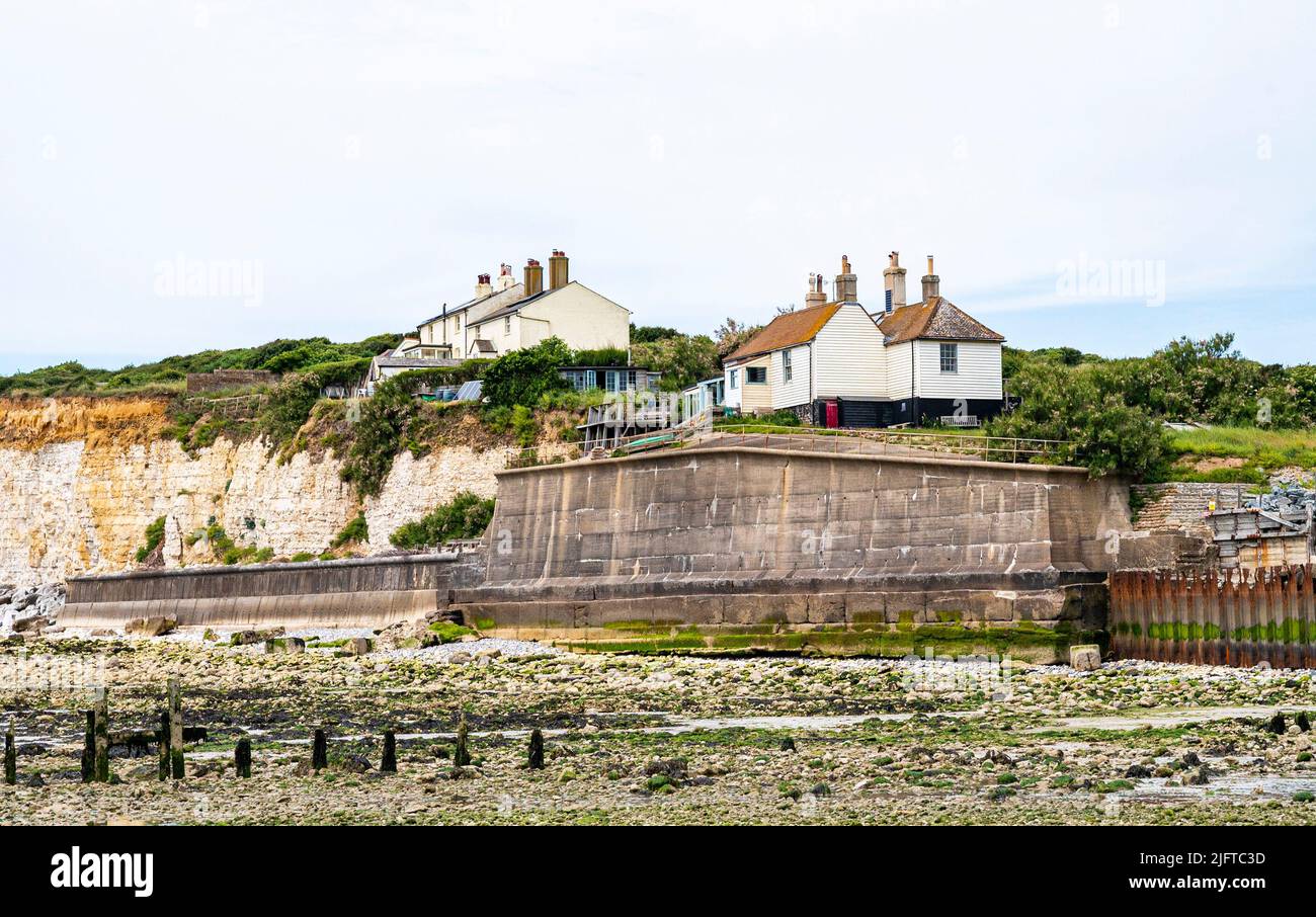 Cuckmere Haven & Seaford East Sussex Inglaterra Reino Unido - Las famosas casas de guardacostas se encuentran precariamente sobre la playa y los acantilados Foto de stock