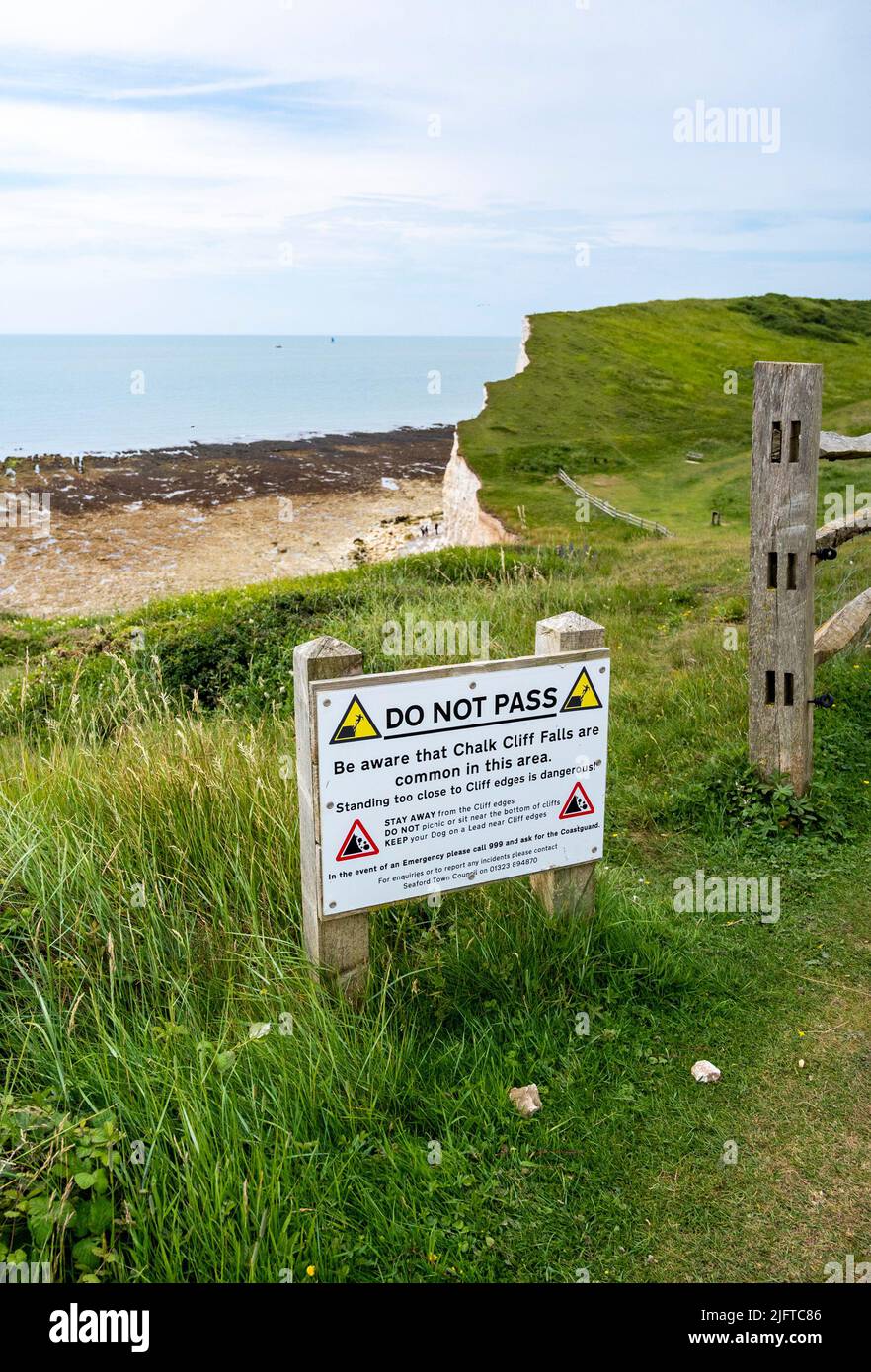 Cuckmere Haven & Seaford East Sussex Inglaterra Reino Unido - Un cartel de No Pase en la parte superior de los acantilados que advierte del peligro de caídas de rocas y erosión Foto de stock