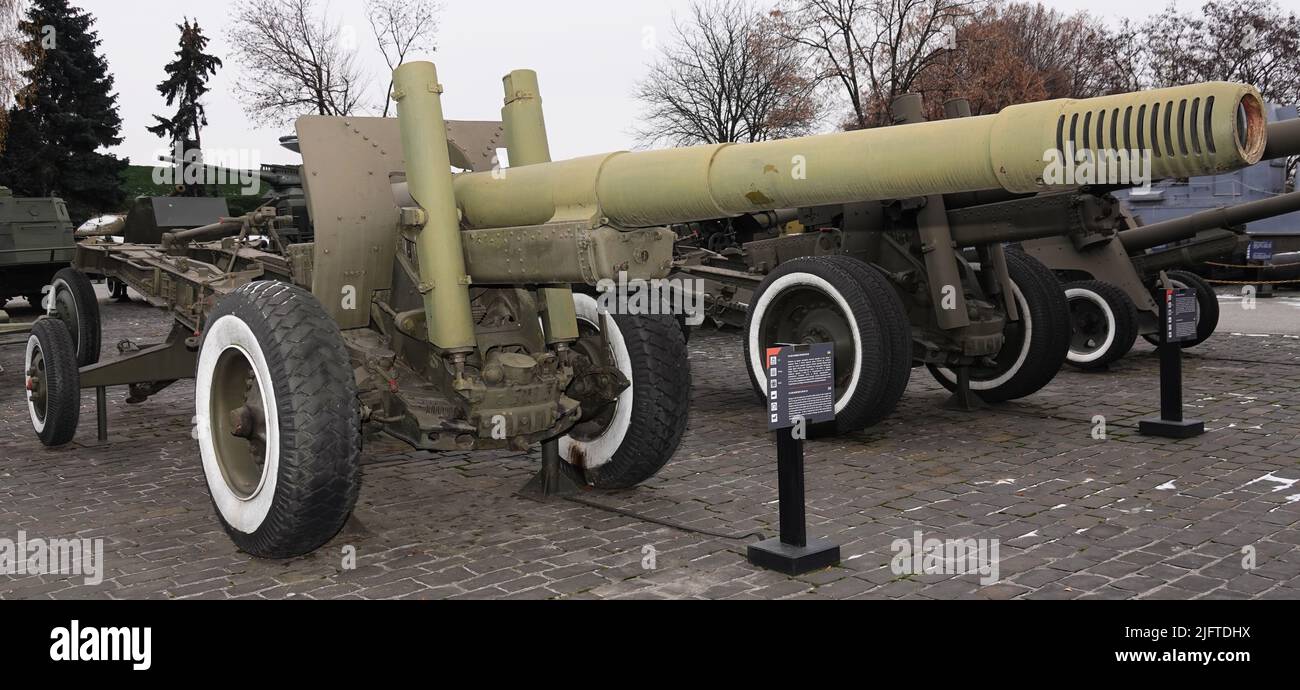 Kiev, Ucrania 10 de diciembre de 2020: Cannon Howitzer ML-20 calibre 152mm en el Museo de Equipo Militar para la visualización pública Foto de stock
