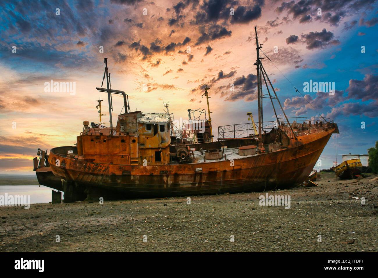 Viejo barco de pesca abandonado en una playa en la Patagonia Foto de stock