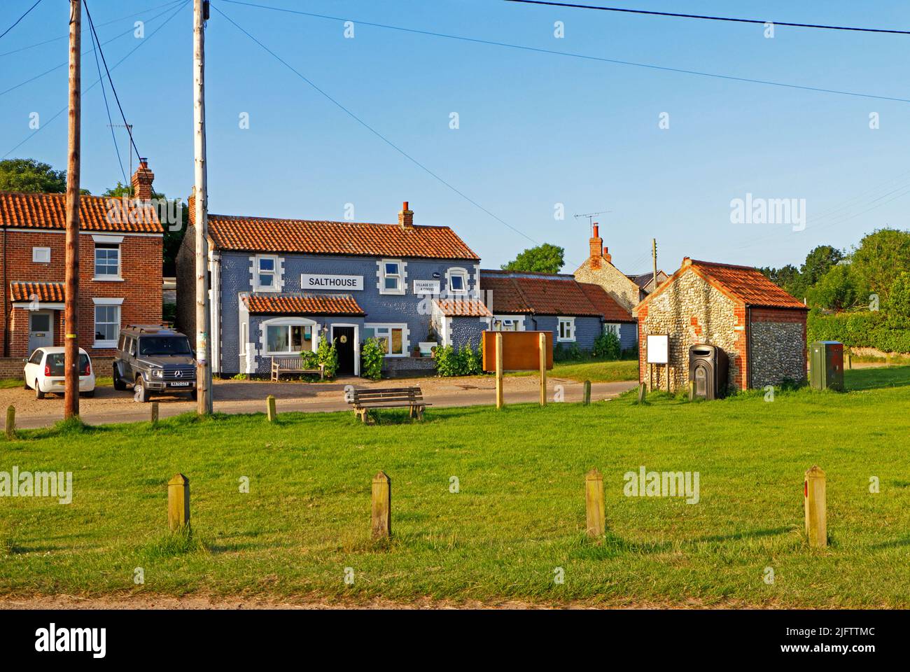 Una vista de la villa verde con tienda y parada de autobús por la carretera de la costa A149 en North Norfolk en Salthouse, Norfolk, Inglaterra, Reino Unido. Foto de stock