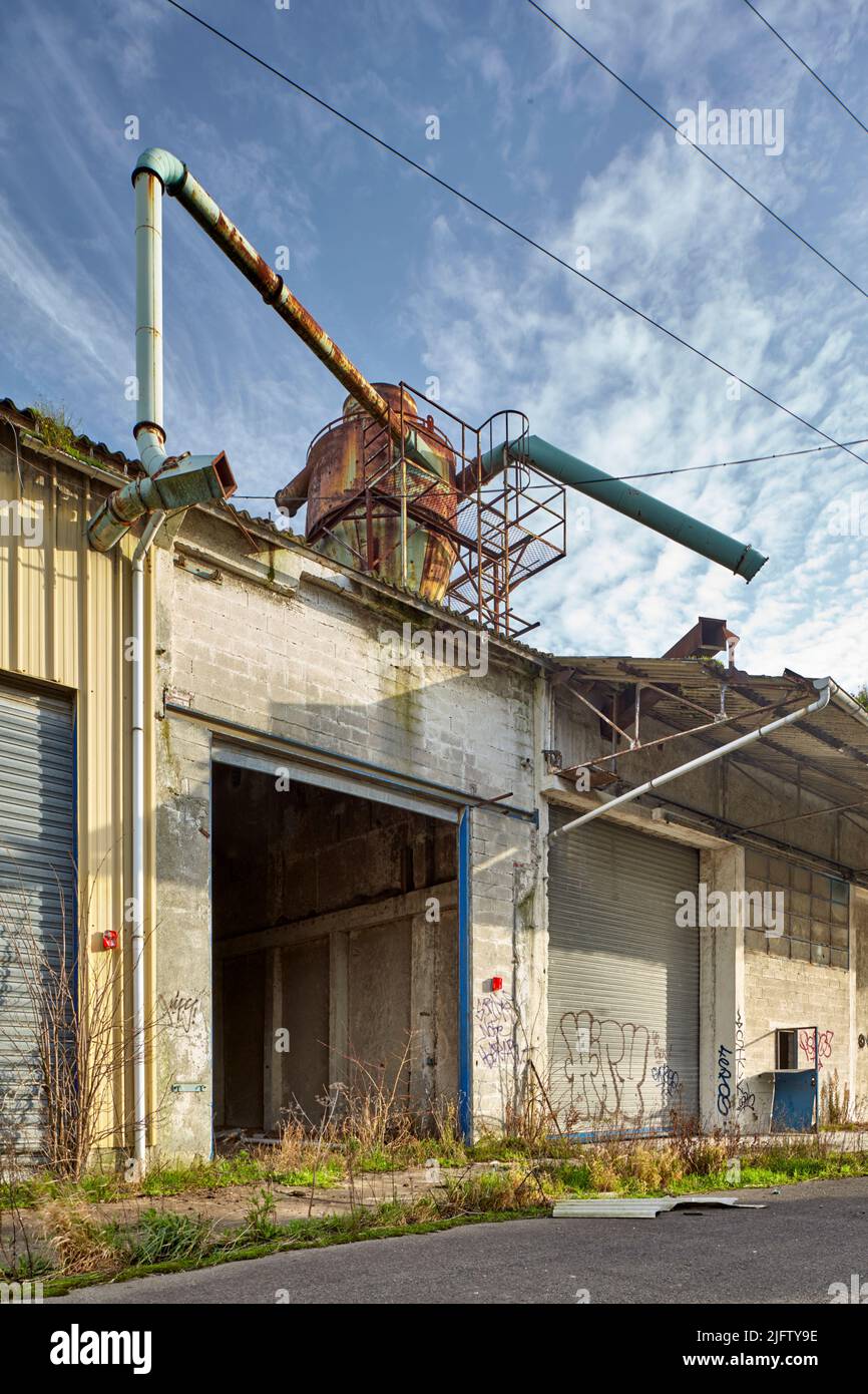 Edificio de fábrica abandonado, Francia. Foto de stock