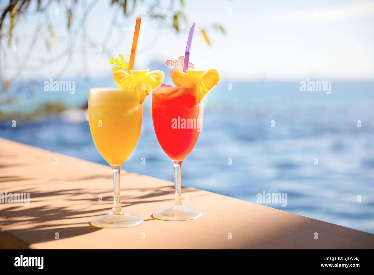 Zumos de mango y sandía junto a la piscina los días soleados Foto de stock