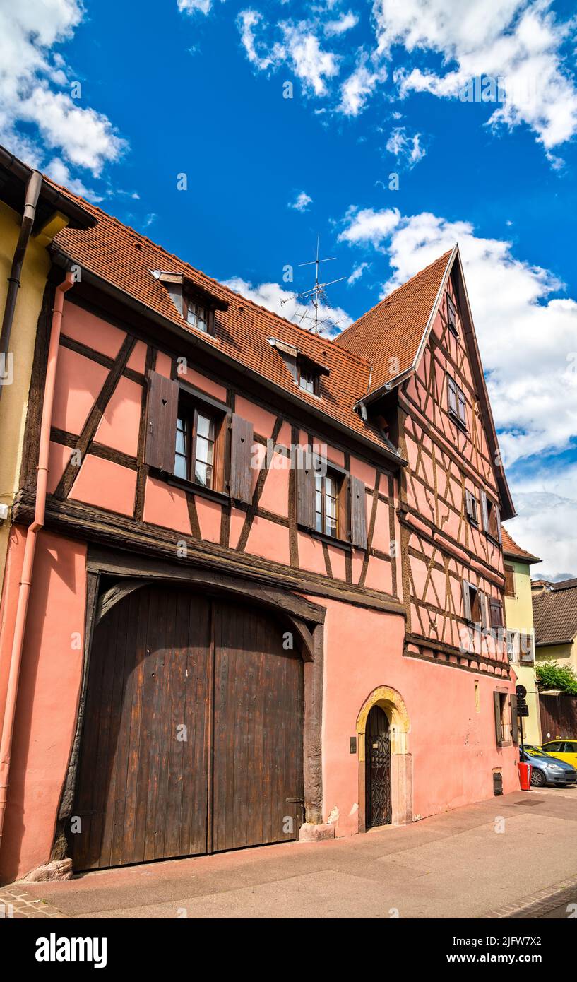 Casas tradicionales de entramado de madera en Colmar - Alsacia, Francia Foto de stock