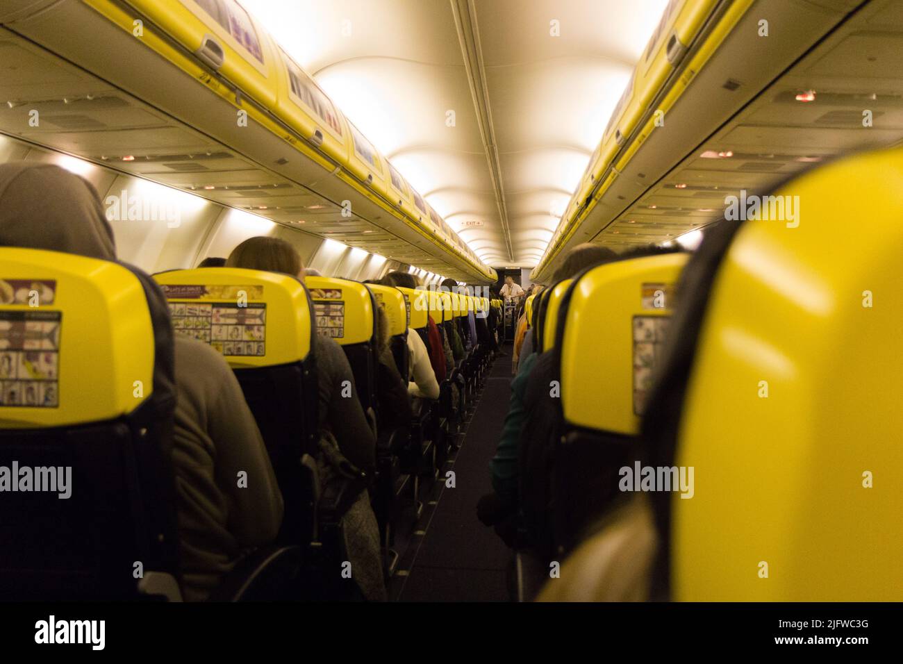 El pasillo y el interior de un avión embarcado. El avión es un Boeing 737-800 de Ryanair. Foto de stock