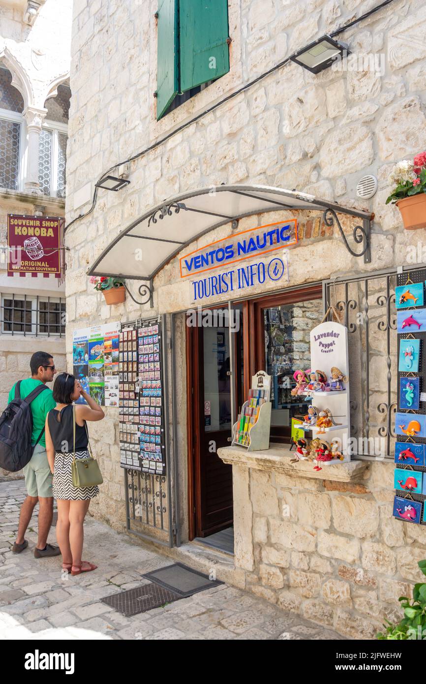 Pareja fuera de la tienda de recuerdos, el casco antiguo, Trogir, Split-Dalmacia County, Croacia Foto de stock