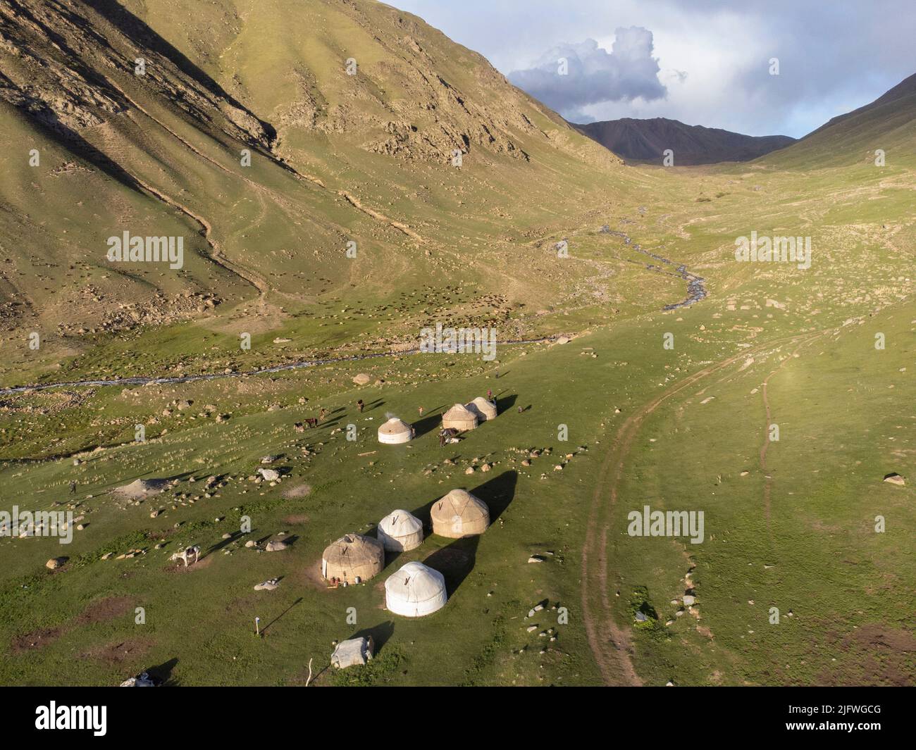 Vista aérea de yurtas en un valle en las montañas Tian Shan de Kirguistán. Foto de stock