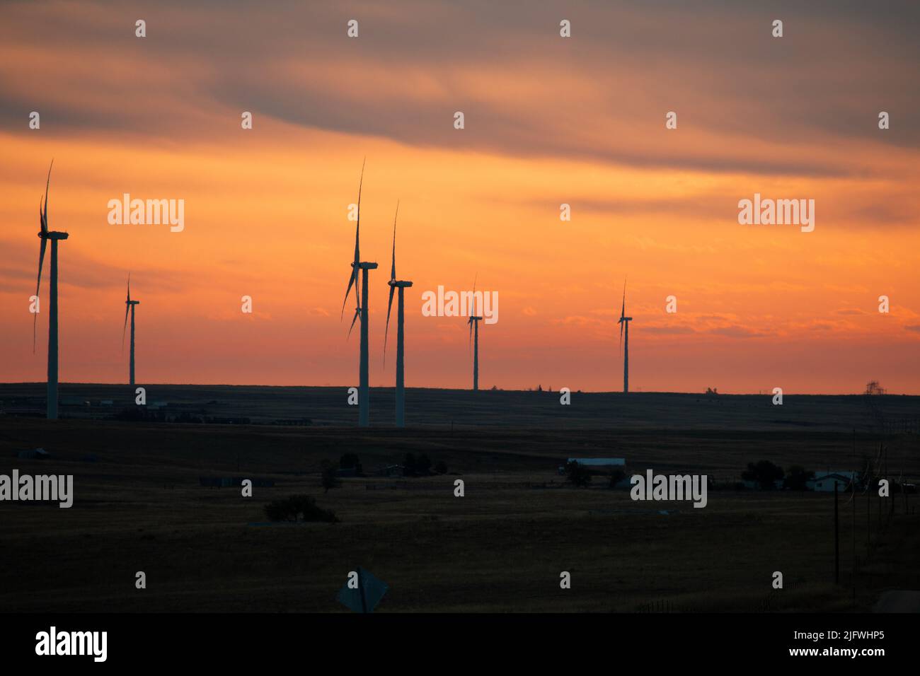 Aerogeneradores en un campo al atardecer en un campo rural. Foto de stock