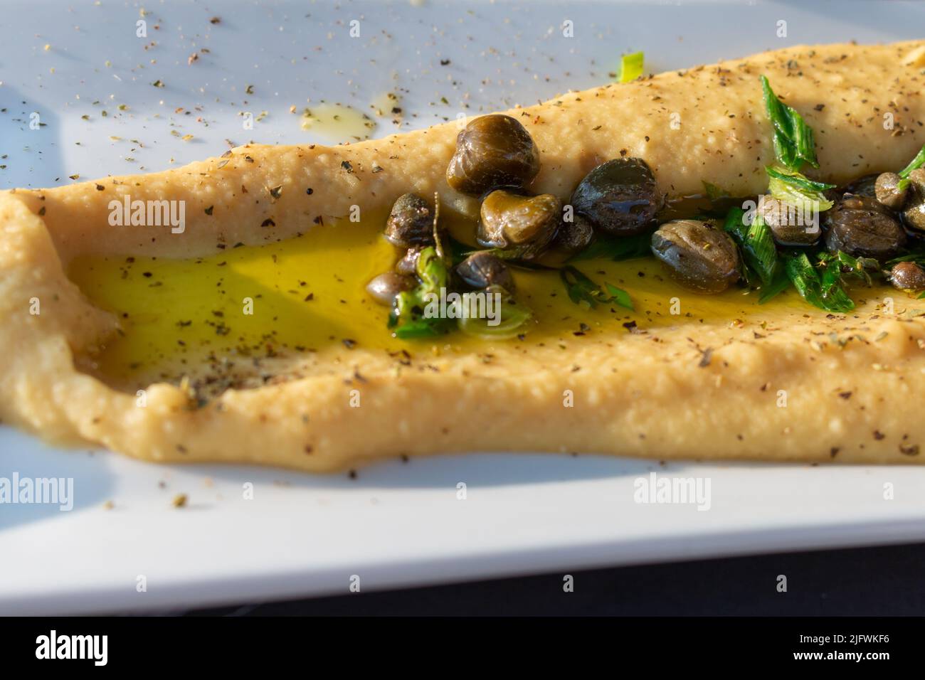 Salsa fava griega con aceite de oliva y alcaparras Foto de stock